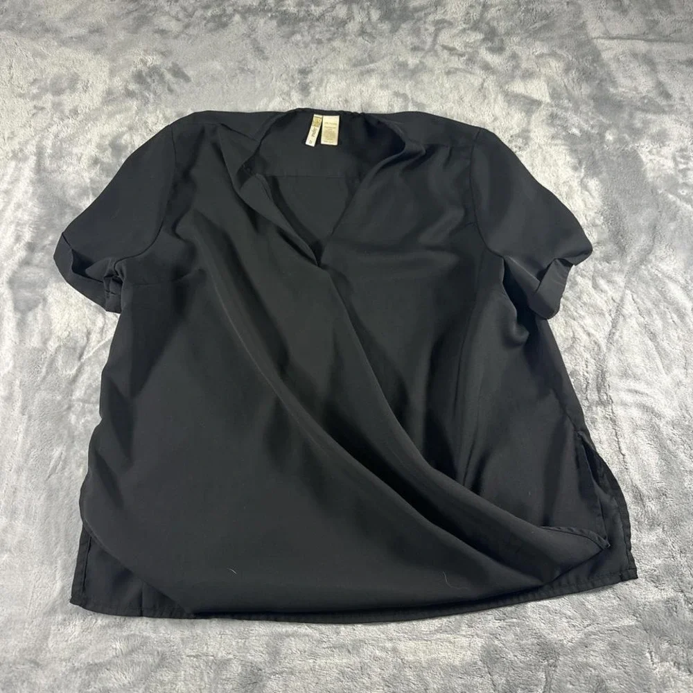 Black blouse with‎ a twist detail